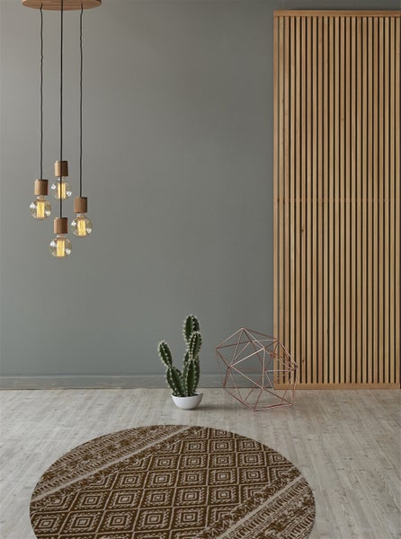 Moderne Raumszene mit Holz-Wandpaneel, Pendelleuchte mit vier Filament-Leuchtmitteln, rundem Musterteppich, Kaktus und geometrischer Drahtskulptur.