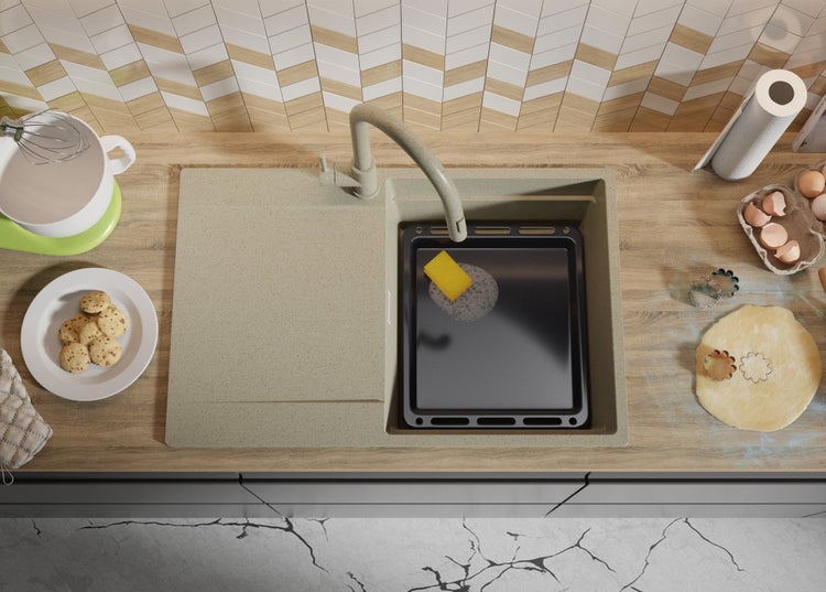 Küchenszene mit Spüle, Backblech, Teig und Backzutaten für die Essenszubereitung