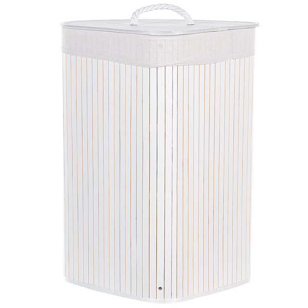 Weißer Eckwäschekorb aus Bambuslamellen mit Stoffeinsatz, Deckel und Seilgriff.