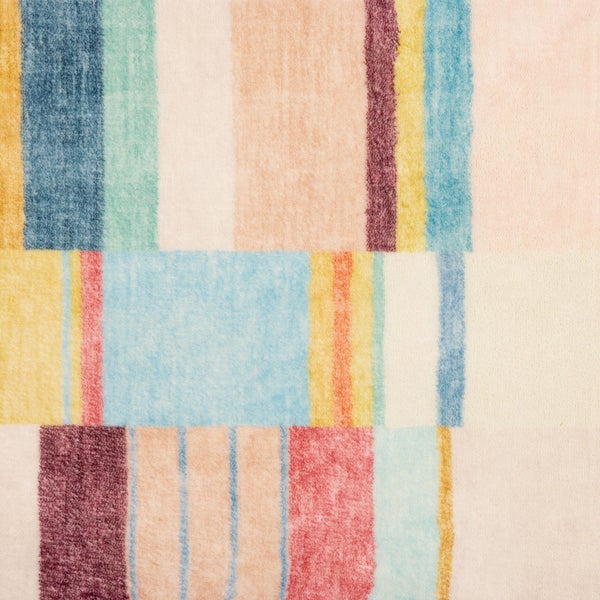 Weicher Teppich mit modernem, buntem Streifenmuster und Blockdesign.