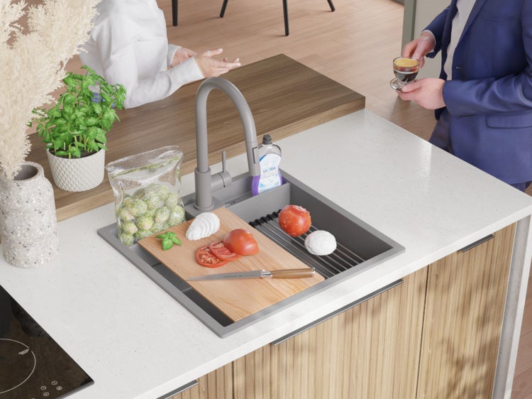 Küchenspüle mit Armatur, Schneidebrett und Lebensmitteln auf einer Küchentheke