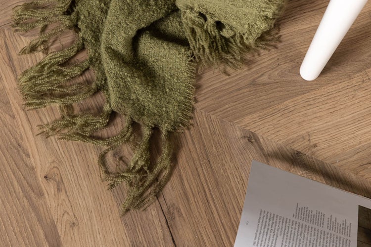 Porträt von Mr. und Mrs. Panda mit Hund und Illustrationen von Tieren