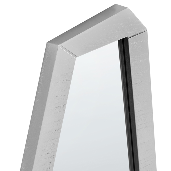 Detailansicht eines Spiegels mit Holzrahmen