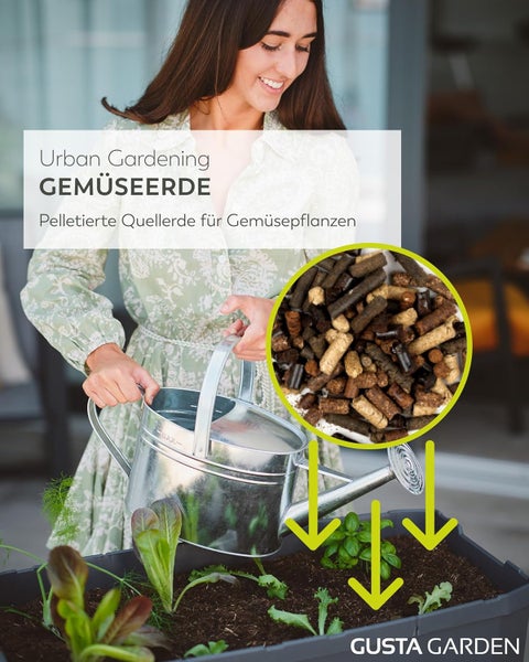 Frau bewässert Gemüsepflanzen in Pflanzkasten. Urban Gardening Detailansicht pelletierte Quellerde. Gusta Garden Logo.