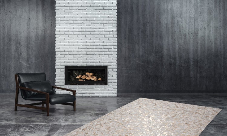 Patchwork-Teppich aus Kuhfell-Quadraten mit metallisch-goldenen Akzenten und sichtbarer Ziernaht.