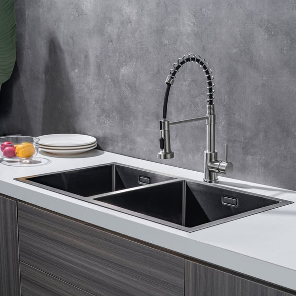Moderne Küchenspüle mit zwei Becken und Edelstahl Einhebelmischbatterie mit herausziehbarer Schlauchbrause in einer modernen Küche.