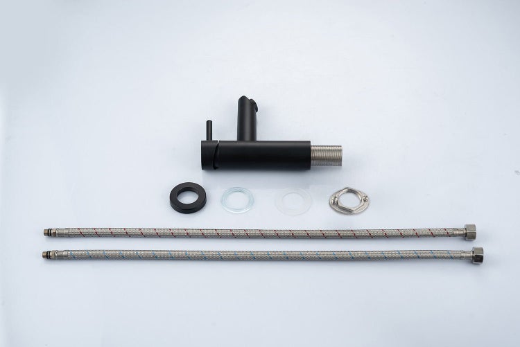 Einhebel Waschtischarmatur in Schwarz mit zwei Anschlussschläuchen und Montagematerial.