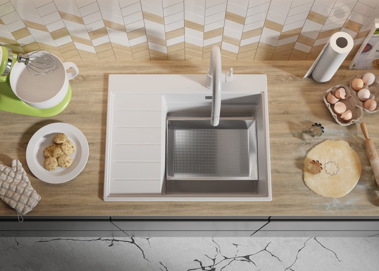 Küchenszene von oben mit Spüle, Teig, Eiern und Küchenmaschine