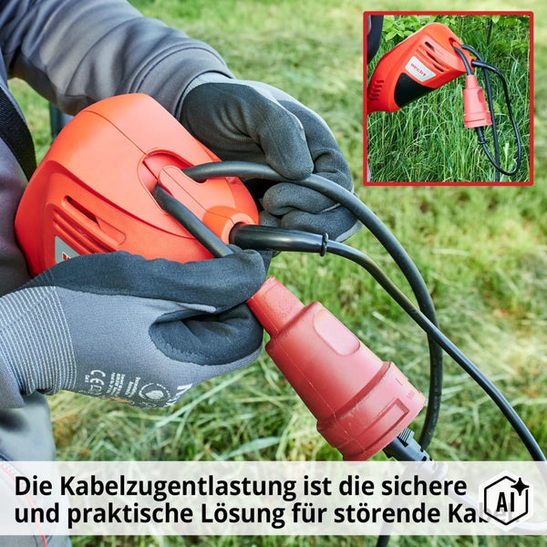 Person mit Handschuhen fixiert das Stromkabel eines elektrischen Gartengeräts in der Kabelzugentlastung.