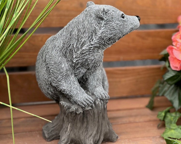 Gartenfigur Bär auf einem Baumstumpf aus Steinguss für die Gartendekoration