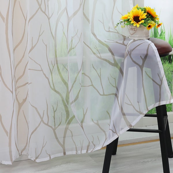 Dekorative Gardine mit Baumdesign im Wohnzimmer