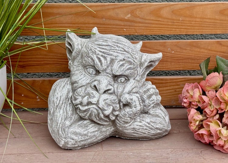Gartenfigur Wasserspeier aus Stein als dekoratives Element für den Außenbereich