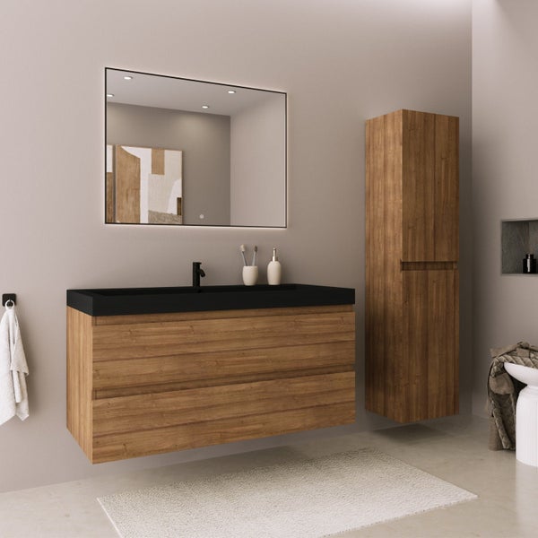 Modernes Badmöbel-Set in Holzoptik mit hängendem Waschtisch, matt schwarzem Waschbecken, Hochschrank und hinterleuchtetem Spiegel.