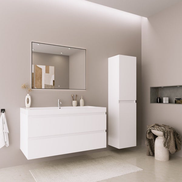 Modernes Badezimmer mit weißem Waschtischunterschrank, hohem Seitenschrank und großem beleuchtetem Spiegel. Hell und strukturiert gestaltet.