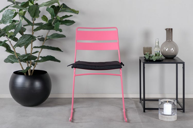 Zwei Personen entspannen auf grauen Sitzsäcken im Freien.