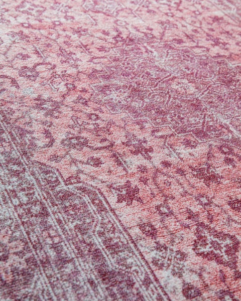 Detailaufnahme eines Teppichs mit orientalischem Vintage-Muster und flacher Webstruktur.