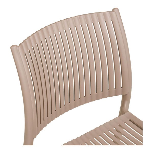 Detailansicht eines Gartenstuhls mit vertikalen Schlitzen in der Rückenlehne