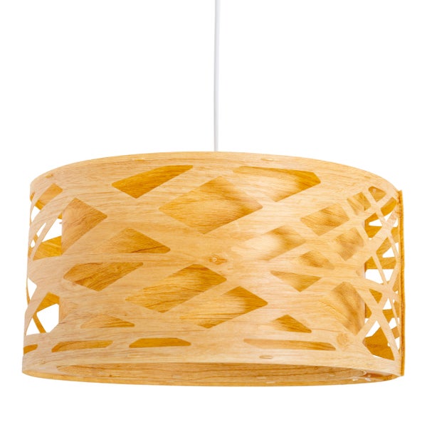 Hängeleuchte aus Holz mit geometrischen Ausschnitten