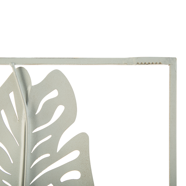 Stehleuchte mit drei Strahlern neben Kommode und Stuhl