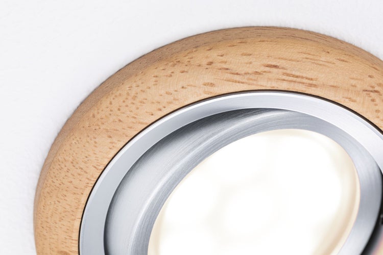 Runder LED Einbaustrahler mit Holzrahmen und metallischem Innenring zur Deckenmontage