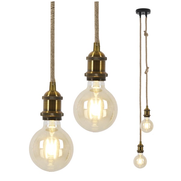 Wohnzimmer mit Sofa, Kissen, Beistelltisch, Blumenvase und Pendelleuchten