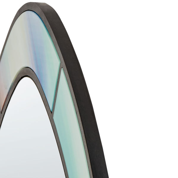 Detailaufnahme eines runden Spiegels mit Mosaikrahmen