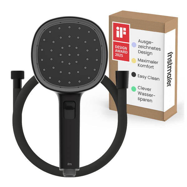 Schwarze quadratische Handbrause mit Duschschlauch von Instmaier, iF Design Award 2025 Logo und Verpackung mit Produktvorteilen.
