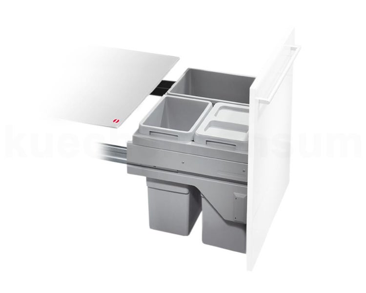 Ausziehbares Mülltrennsystem mit mehreren grauen Kunststoffeimern für Küchenunterschränke.