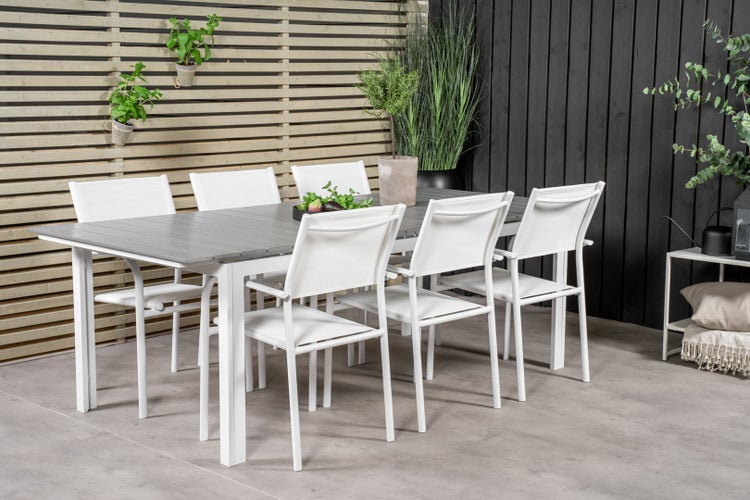 Ausziehbarer Gartentisch mit grauem Tischblatt und hellem Gestell.