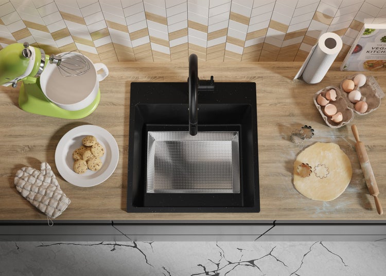 Küchenspüle mit Armatur, Teig, Ausstecher, Nudelholz, Keksen, Topflappen und Küchenmaschine auf einer Küchentheke.