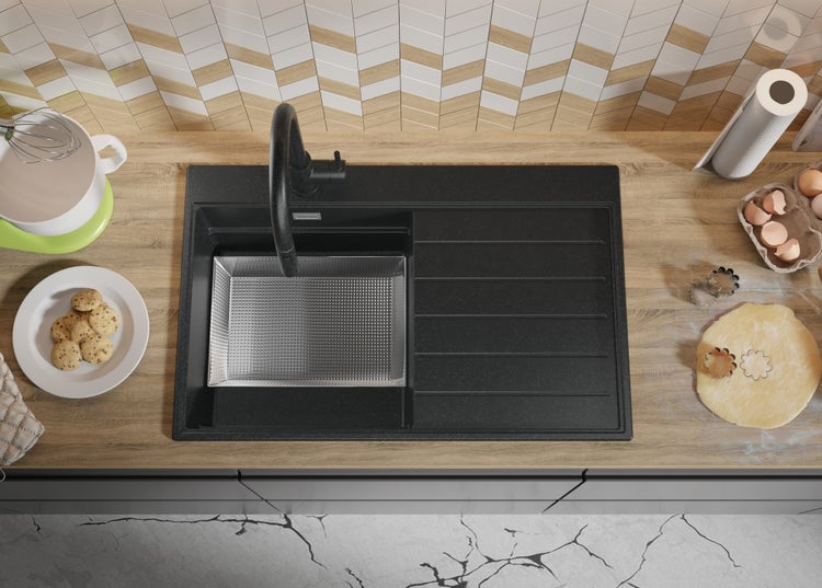 Spüle mit Armatur, Abtropffläche, Lebensmittel und Kochutensilien in einer Küche