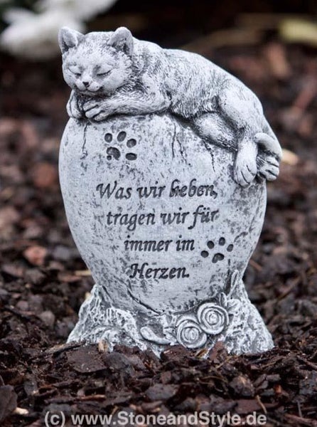 Grabschmuck in Steinoptik mit schlafender Katze und Inschrift Was wir lieben tragen wir für immer im Herzen zur Dekoration.