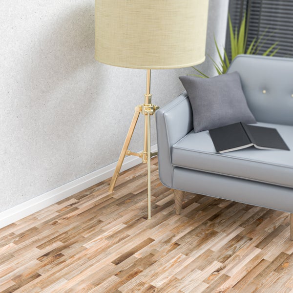 Szene mit Stehlampe, Sofa und Buch auf Holzboden