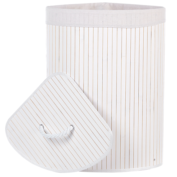 Weißer Eck-Wäschekorb aus Bambuslamellen mit Innensack aus Stoff und Deckel mit weißem Seilgriff.