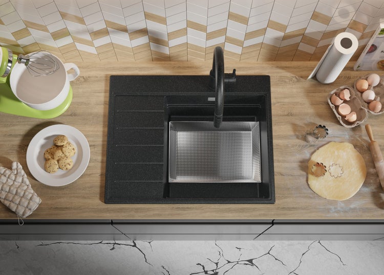 Küchenszene mit Spüle, Armatur und Backutensilien auf einer Arbeitsplatte