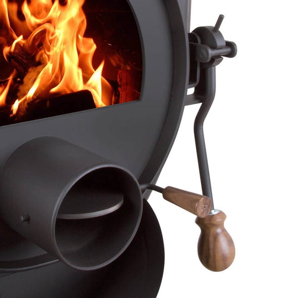 Detailansicht eines Kaminofens mit brennendem Holz und Holzgriff