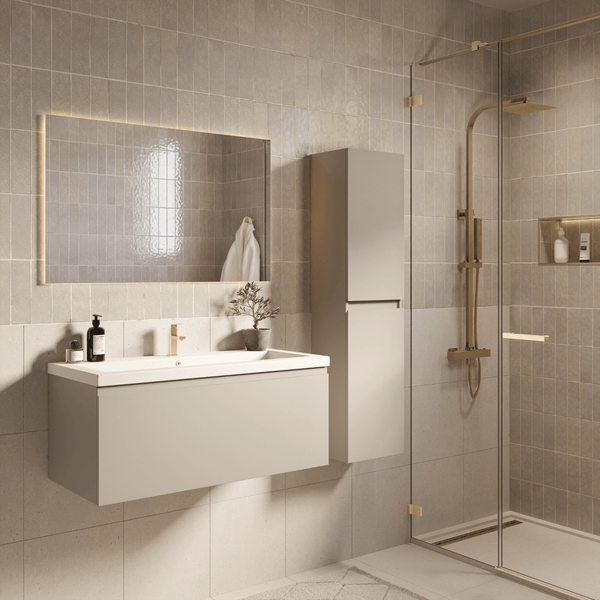 Modernes Badezimmer mit beigefarbenem Waschtischunterschrank, beleuchtetem Spiegel, Hochschrank und begehbarer Dusche mit goldenen Armaturen.