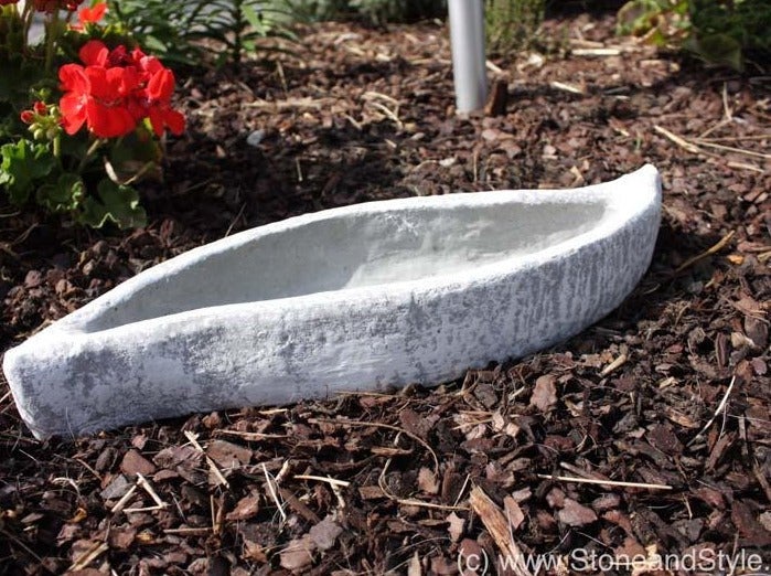 Pflanzgefäß in Bootsform aus Steinguss für die Gartendekoration