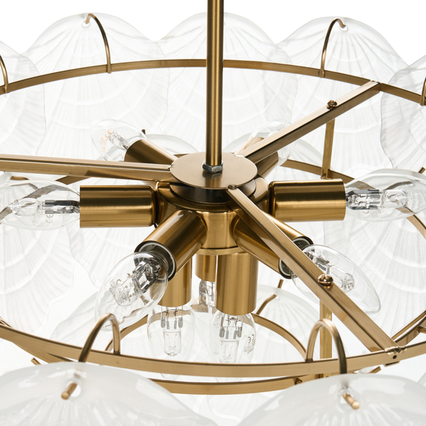 Detailaufnahme einer Pendelleuchte mit goldenem Rahmen und Lampenschirmen