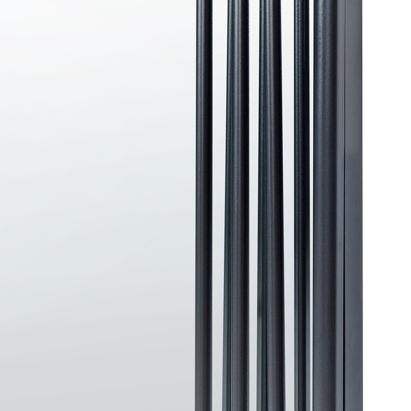 Detailansicht einer Duschkabine mit Glas und Metallstreben