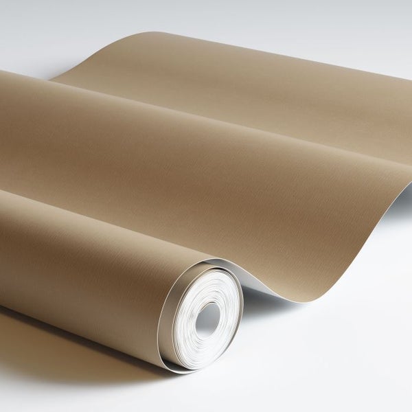 Schlafzimmerszene mit gemusterter Tapete, Nachttisch, Blumen in Vase und Bett