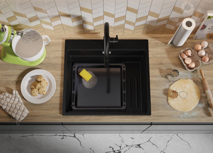 Küchenszene mit Spüle, Armatur, Küchenmaschine und Backutensilien auf einer Arbeitsplatte