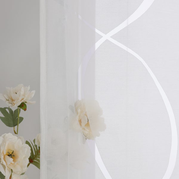 Dekoschals mit Blumenmuster und floraler Dekoration