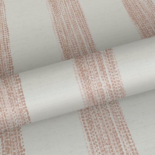 Schlafzimmer mit gestreifter Tapete, Bett und geöffneter Tür