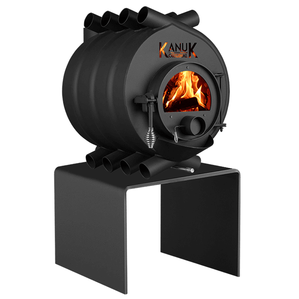 Kanuk Original Warmluftofen aus schwarzem Metall auf einem Untergestell mit brennendem Feuer im runden Sichtfenster.
