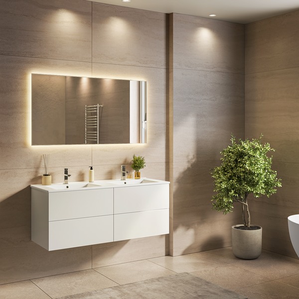 Modernes Badezimmer mit wandhängendem Doppelwaschtisch, beleuchtetem Wandspiegel und einer Topfpflanze vor naturfarbenen Fliesen.