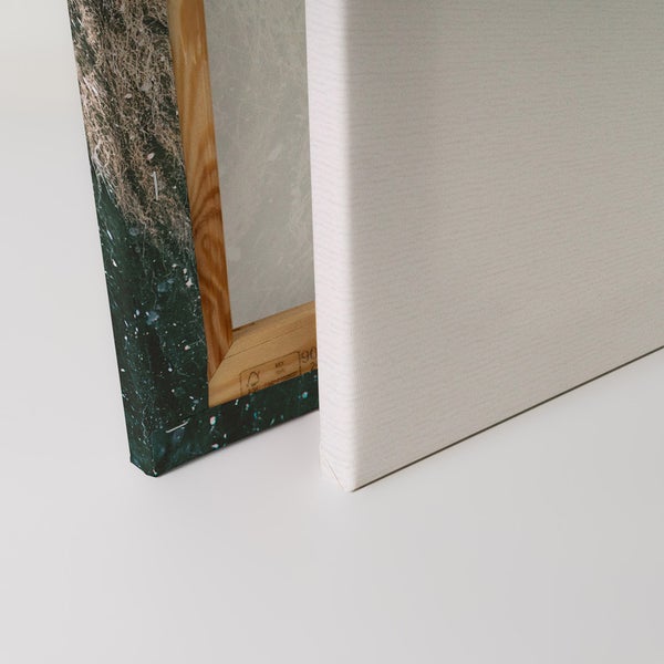 Nahaufnahme einer aufgespannten Leinwand mit Holzrahmen