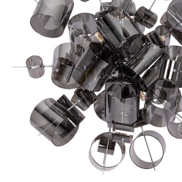 Esszimmer mit modernem Design, Esstisch, Stühlen, Kommode und Hängelampe.