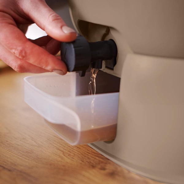 Skaza Bokashi Essential Biomülleimer Küche (15,3 Liter) + Base - Komposteimer Küche und Garten aus recyceltem Kunststoff - Starter Set + incl. 1 kg Fermentation Starter - Capuccino