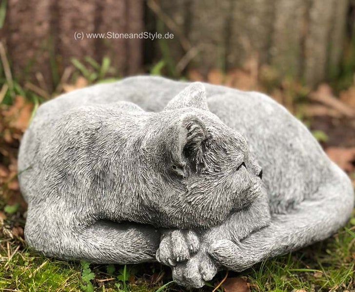 Gartenfigur schlafende Katze aus Steinguss für die Gartendekoration